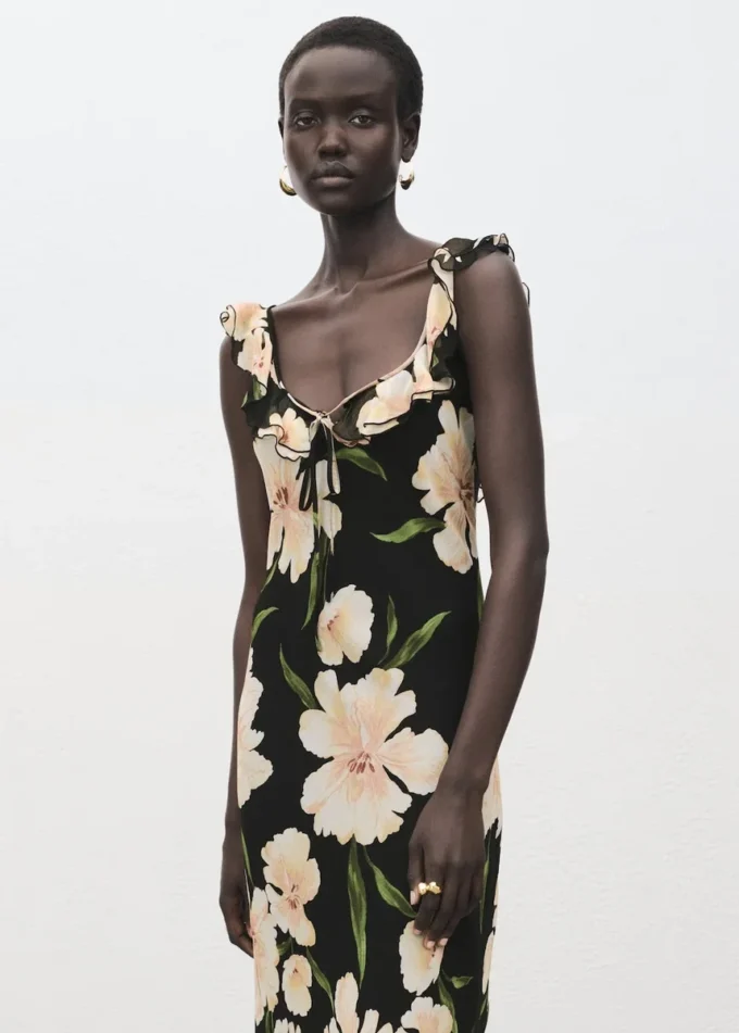 Abito con stampa floreale e dettagli con volant Abito con stampa floreale e dettagli con volant