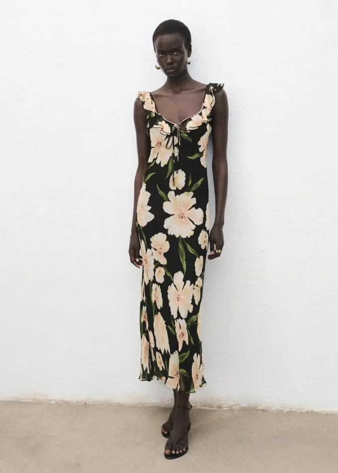 Abito con stampa floreale e dettagli con volant Abito con stampa floreale e dettagli con volant