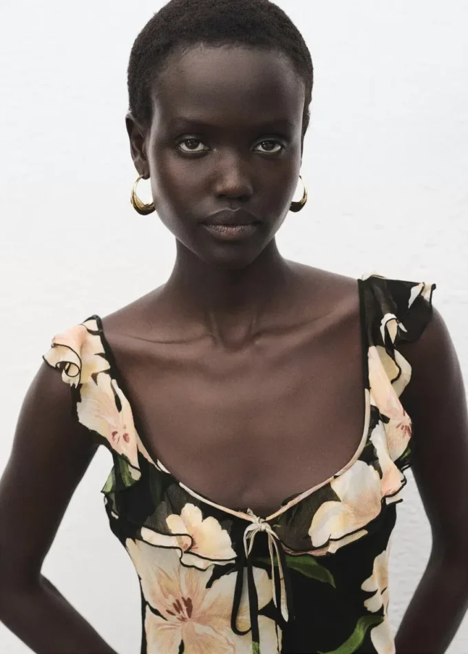 Abito con stampa floreale e dettagli con volant Abito con stampa floreale e dettagli con volant