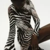 Abito con stampa zebrata e maniche svasate Abito con stampa zebrata e maniche svasate