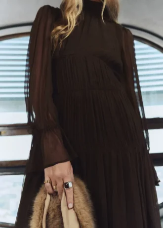 Abito con volant e maniche a sbuffo