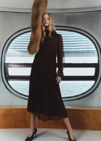 Abito con volant e maniche a sbuffo