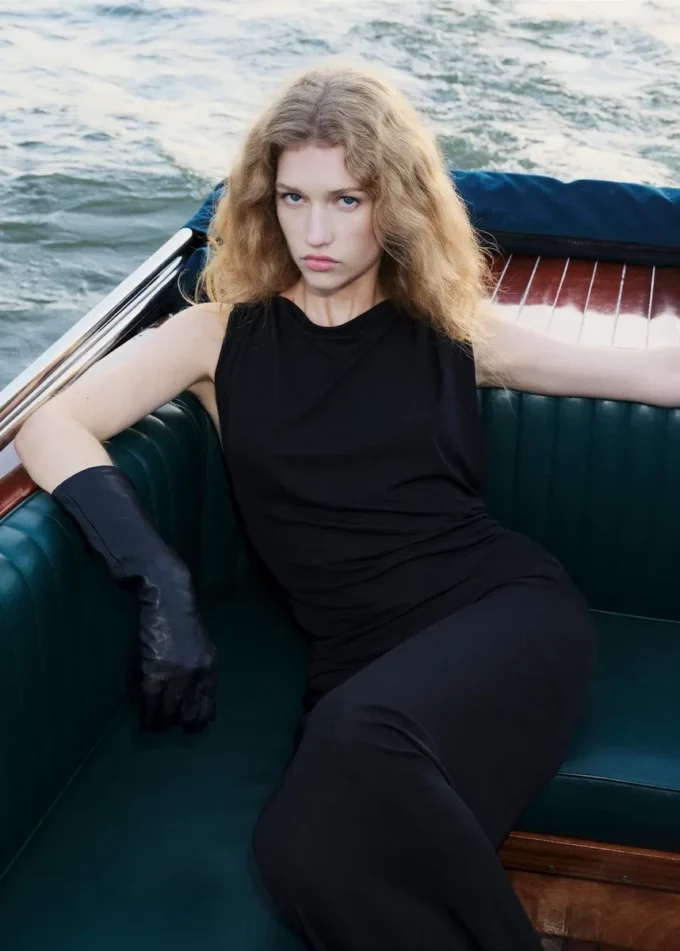 Abito drappeggiato con dettagli metallici Abito drappeggiato con dettagli metallici