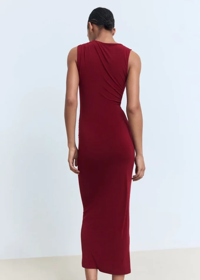 Abito drappeggiato con dettaglio gioiello Abito drappeggiato con dettaglio gioiello