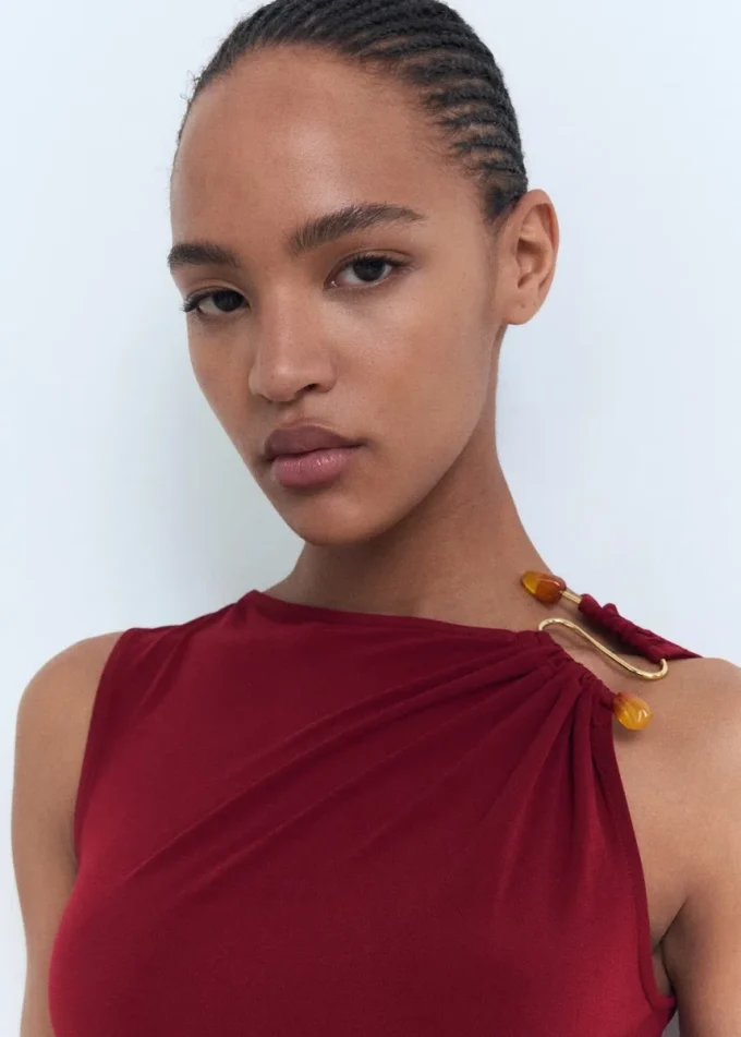 Abito drappeggiato con dettaglio gioiello Abito drappeggiato con dettaglio gioiello