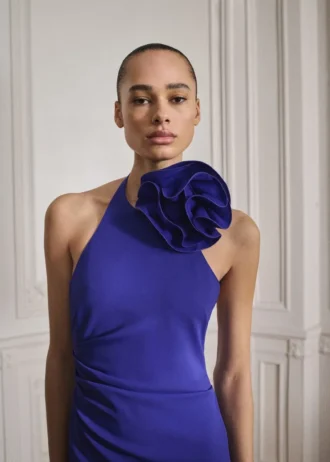 Abito drappeggiato con scollo all’americana e motivo floreale