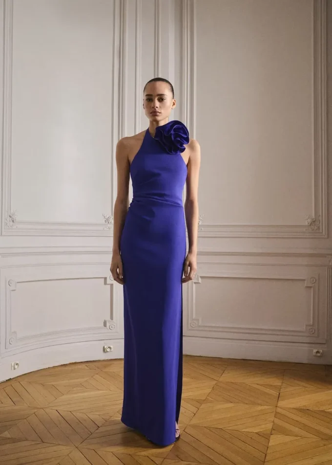 Abito drappeggiato con scollo all’americana e motivo floreale Abito drappeggiato con scollo all’americana e motivo floreale