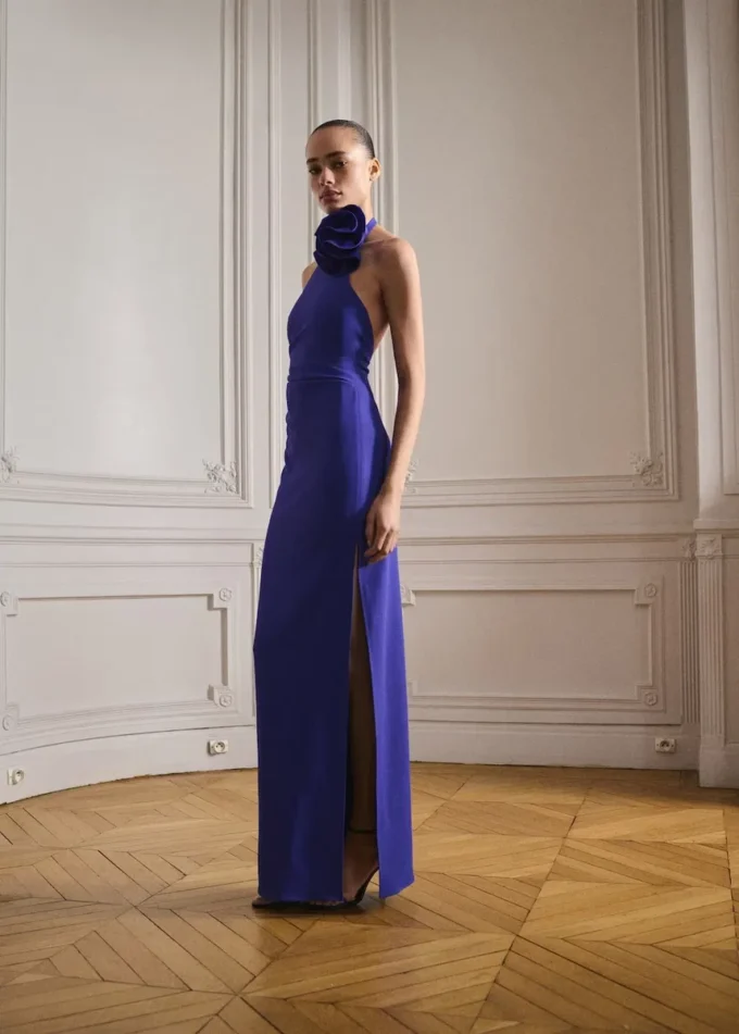 Abito drappeggiato con scollo all’americana e motivo floreale Abito drappeggiato con scollo all’americana e motivo floreale