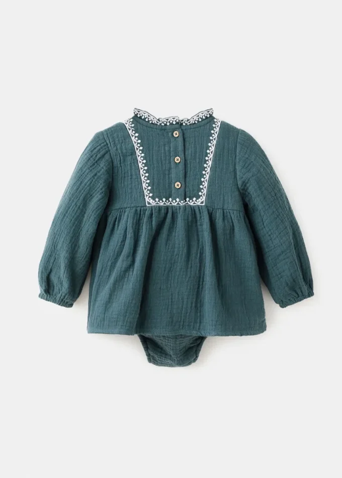 Abito e ranocchia con dettagli ricamati