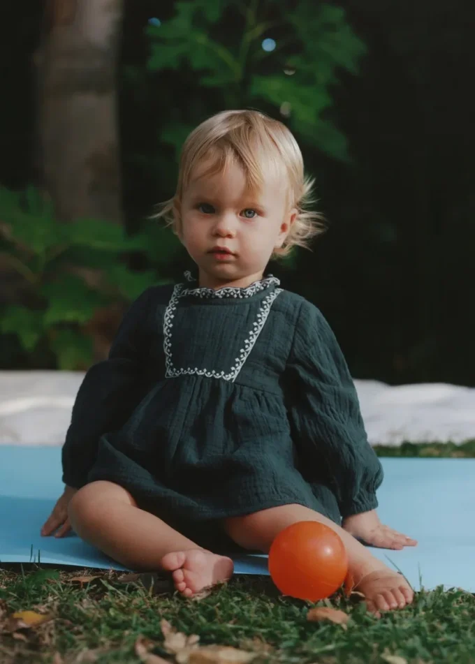 Abito e ranocchia con dettagli ricamati