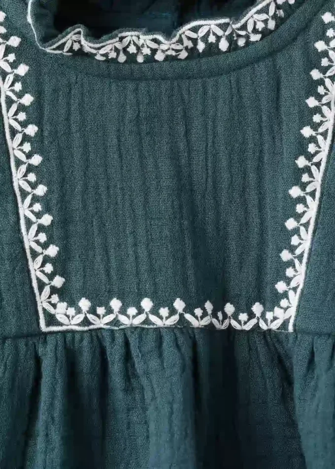 Abito e ranocchia con dettagli ricamati