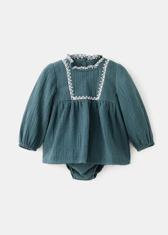 Abito e ranocchia con dettagli ricamati