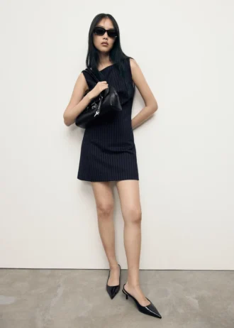 Abito gessato con scollo a barchetta