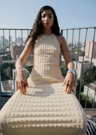 Abito in crêpe con scollo all’americana