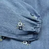 Abito in denim con ricami floreali