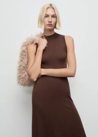 Abito in maglia con collo alto