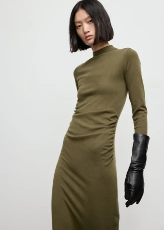 Abito in maglia con collo alto