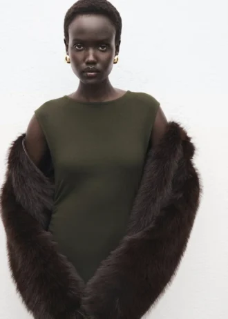 Abito in maglia fine con arricciature sui fianchi