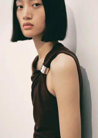 Abito in maglia fine con dettagli metallici