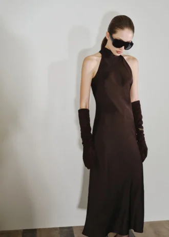 Abito in raso con effetto stropicciato