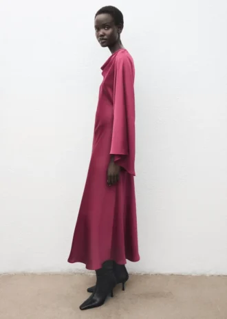 Abito in raso con maniche svasate