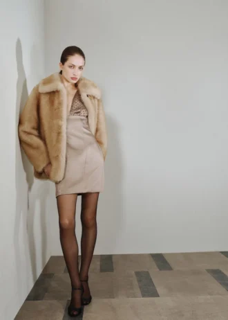 Abito in raso con scollo decorato con paillettes