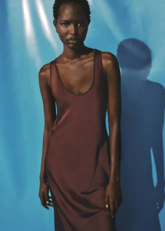 Abito in raso con scollo profondo