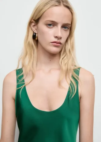 Abito in raso con scollo profondo