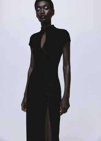 Abito in velluto con chiusura a alamari e spacco