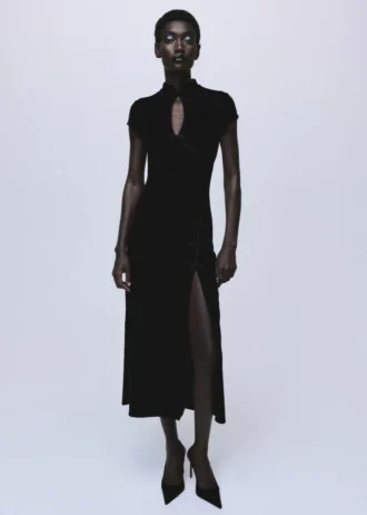 Abito in velluto con chiusura a alamari e spacco