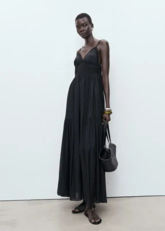 Abito lungo con dettagli in pizzo