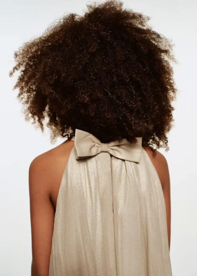 Abito metallizzato con fiocco Abito metallizzato con fiocco