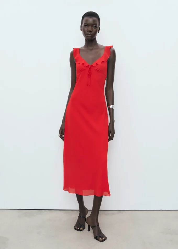 Abito midi con scollo arricciato Abito midi con scollo arricciato