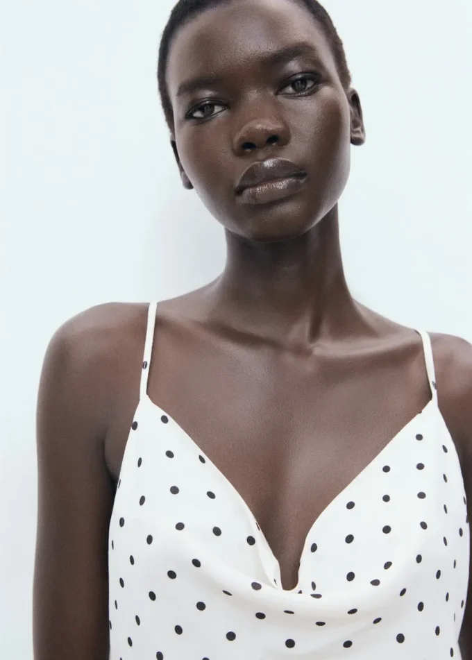 Abito midi con scollo drappeggiato Abito midi con scollo drappeggiato