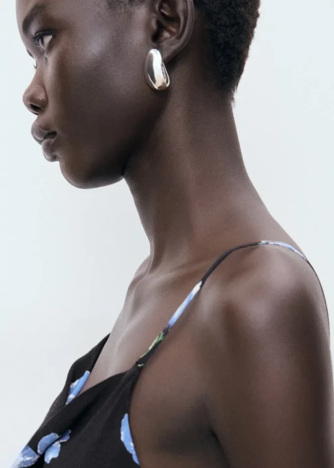 Abito midi con scollo drappeggiato Abito midi con scollo drappeggiato