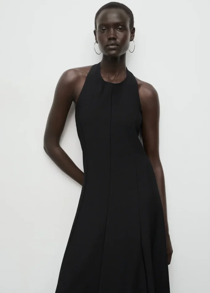 Abito plissettato con scollo all’americana Abito plissettato con scollo all’americana