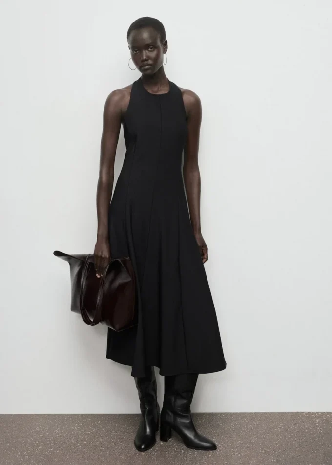 Abito plissettato con scollo all’americana Abito plissettato con scollo all’americana