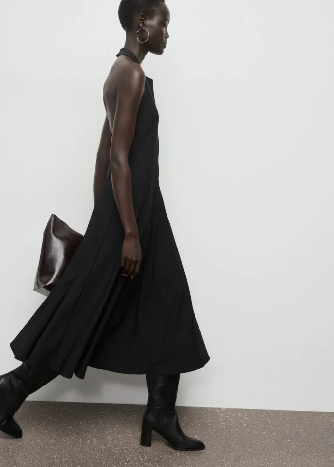 Abito plissettato con scollo all’americana Abito plissettato con scollo all’americana