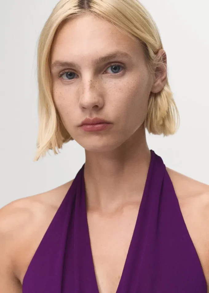 Abito plissettato con scollo all’americana Abito plissettato con scollo all’americana