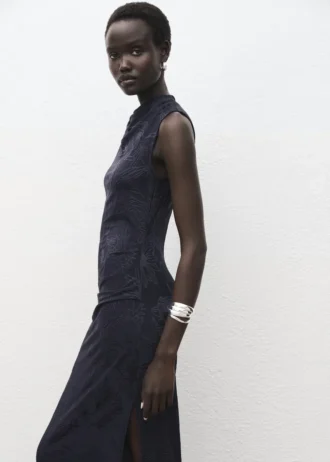 Abito ricamato con collo drappeggiato