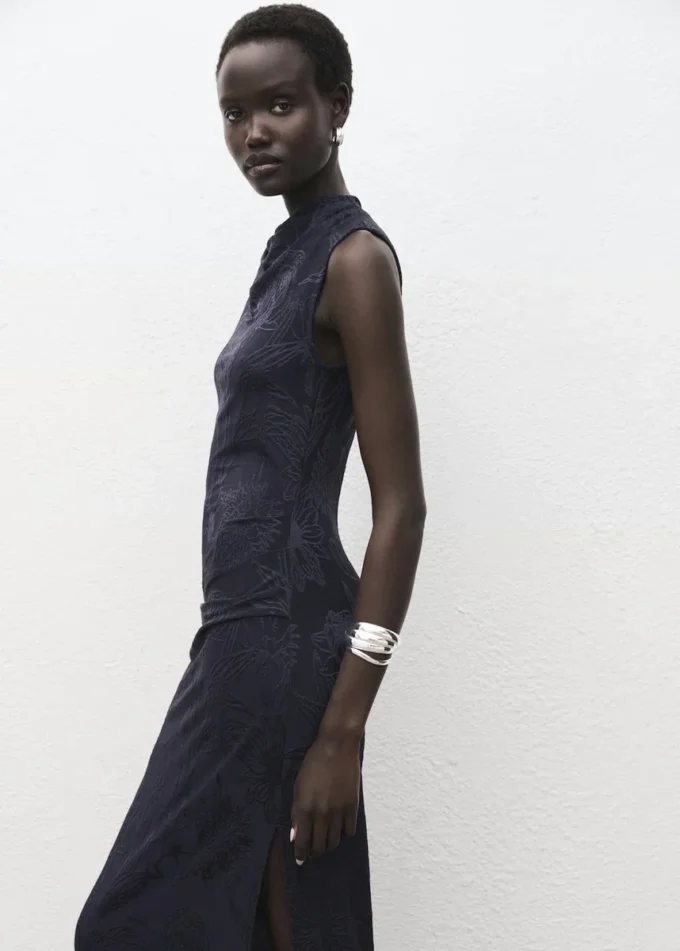 Abito ricamato con collo drappeggiato Abito ricamato con collo drappeggiato