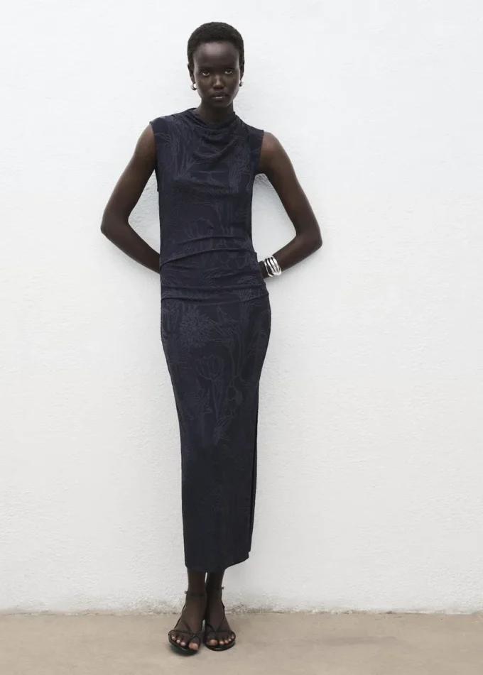 Abito ricamato con collo drappeggiato Abito ricamato con collo drappeggiato