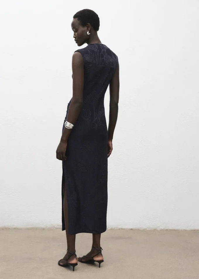 Abito ricamato con collo drappeggiato Abito ricamato con collo drappeggiato