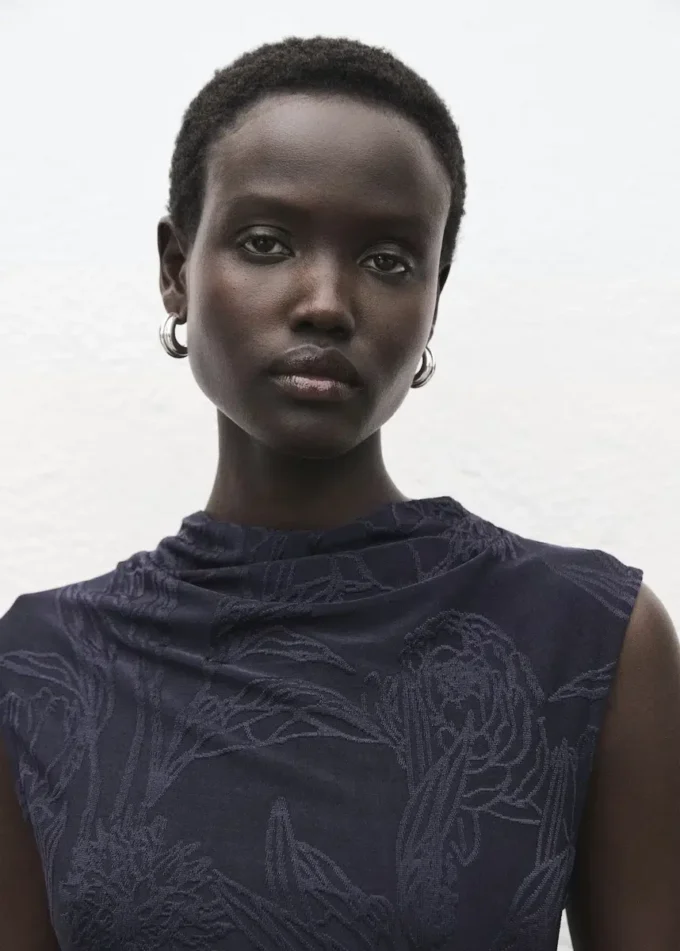 Abito ricamato con collo drappeggiato Abito ricamato con collo drappeggiato