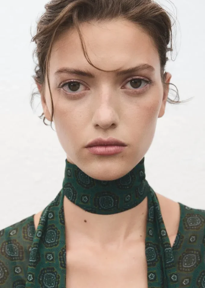 Abito stampato con foulard Abito stampato con foulard