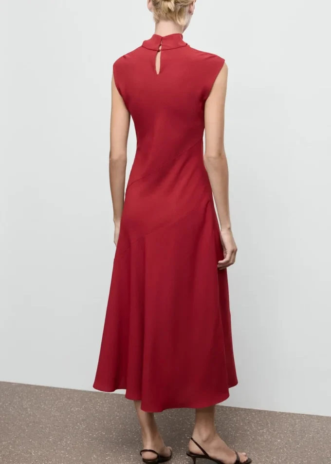 Abito svasato con collo alto Abito svasato con collo alto