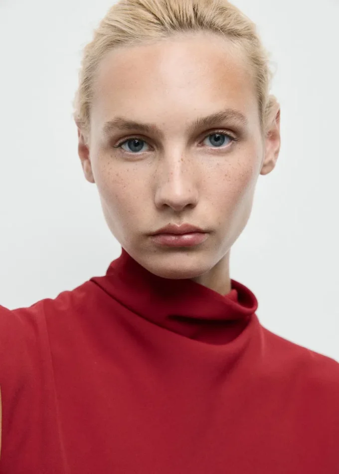 Abito svasato con collo alto Abito svasato con collo alto