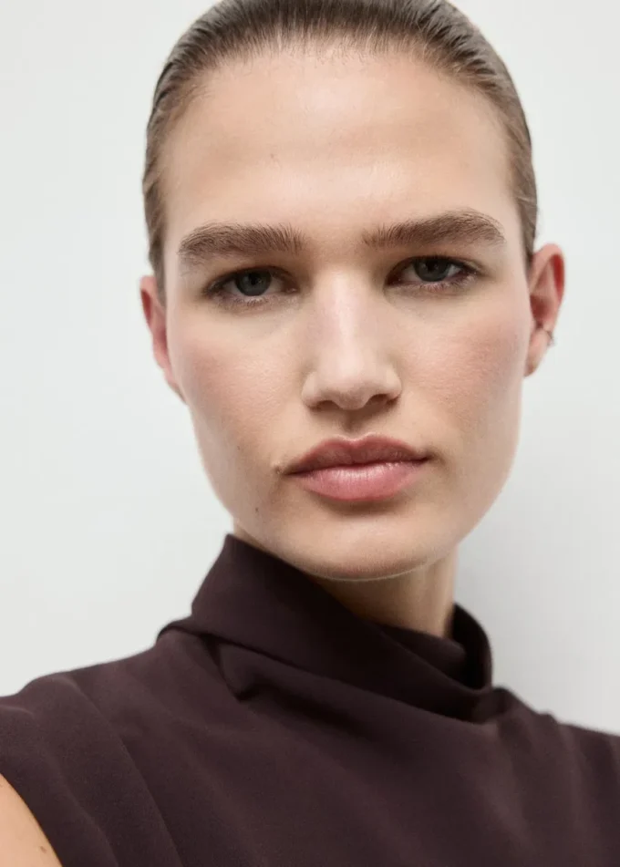 Abito svasato con collo alto Abito svasato con collo alto