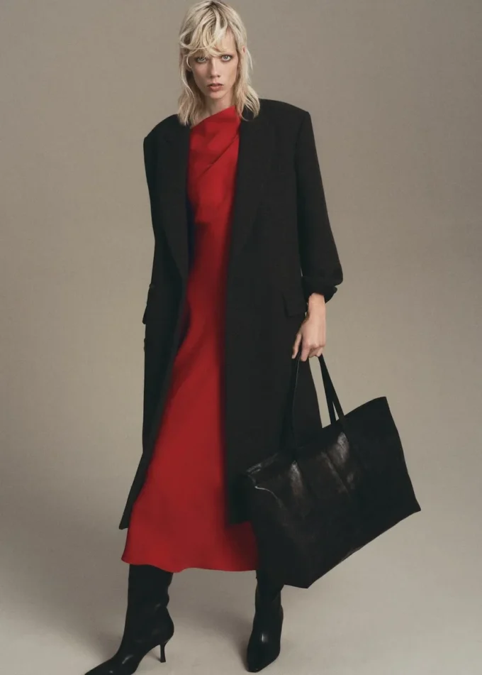 Abito svasato con scollo asimmetrico Abito svasato con scollo asimmetrico