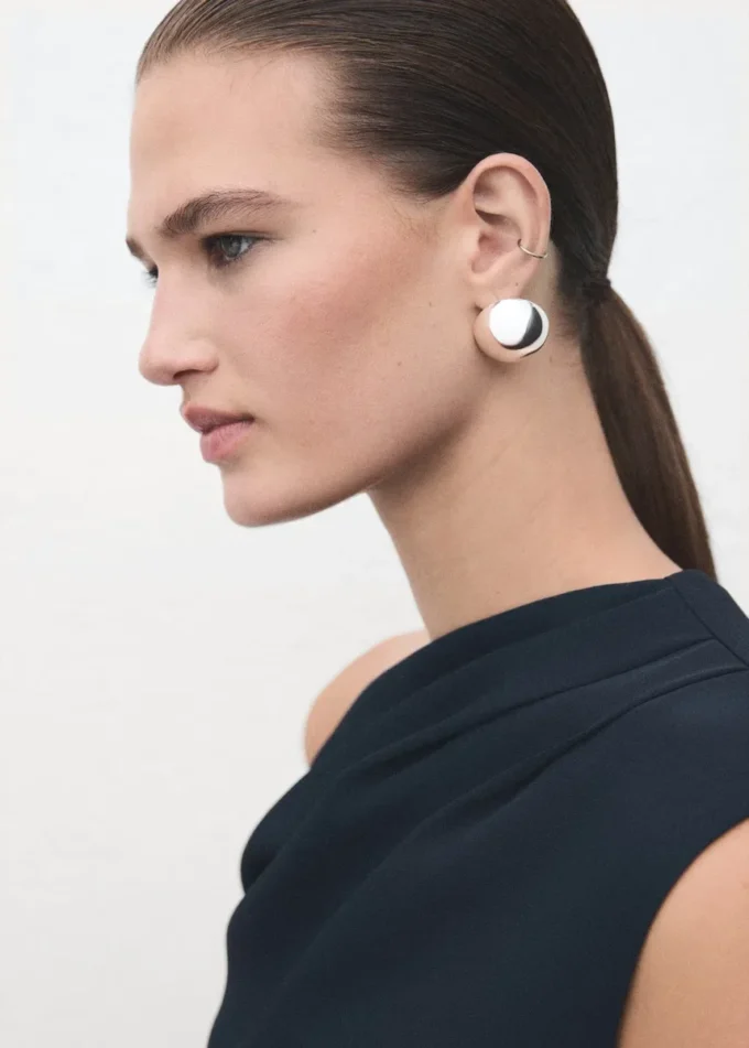 Abito svasato con scollo asimmetrico Abito svasato con scollo asimmetrico